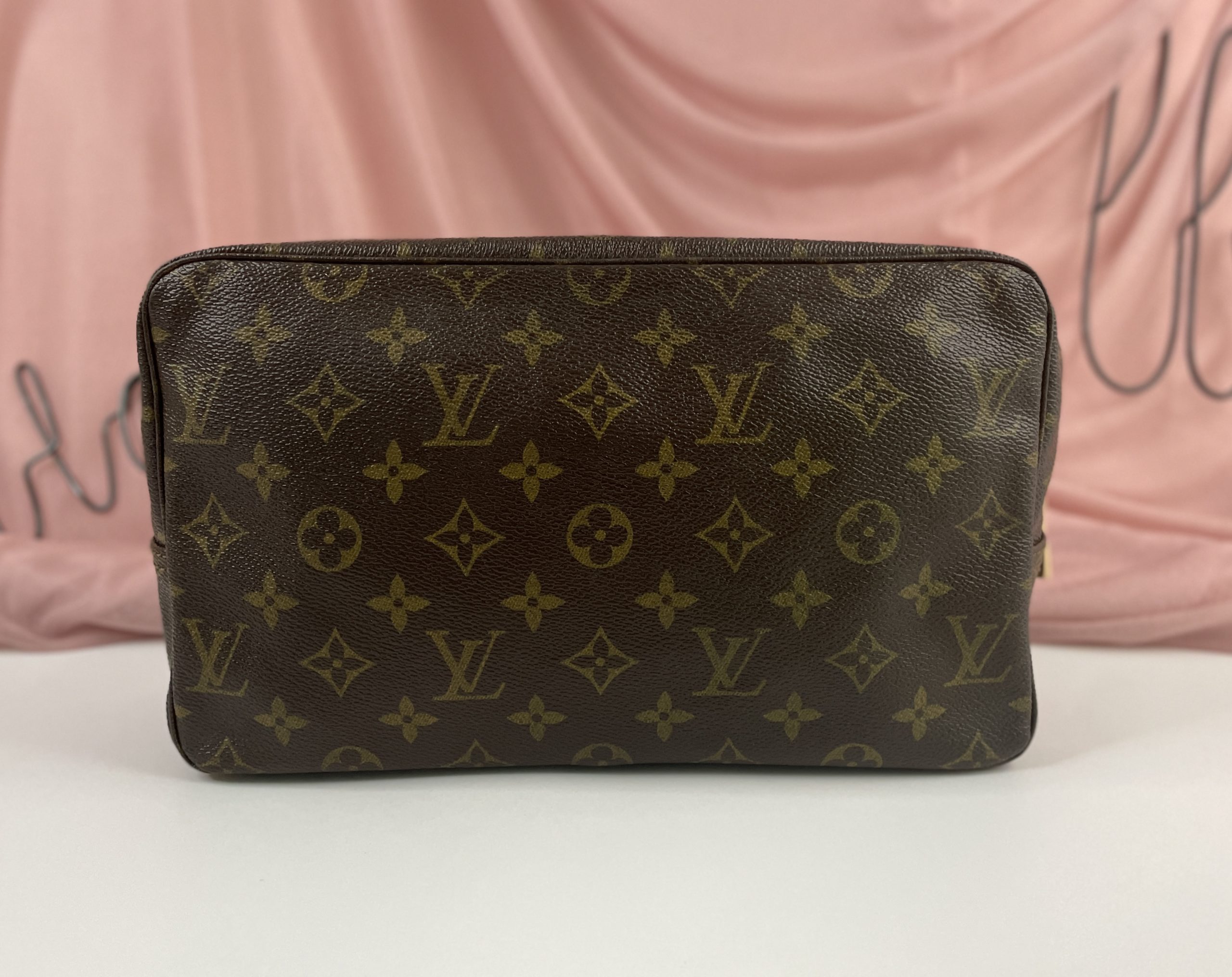 WHAT'S IN MY MAKEUP BAG  LOUIS VUITTON TROUSSE 28 🤍 